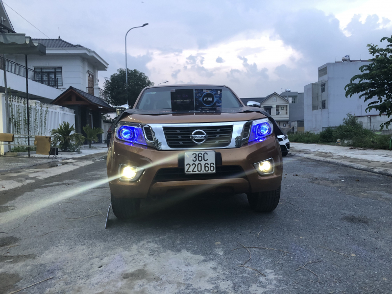 Độ đèn nâng cấp ánh sáng Bi gầm Led Xlight F10, Bi led Titan Black cho xe Nissan Navara